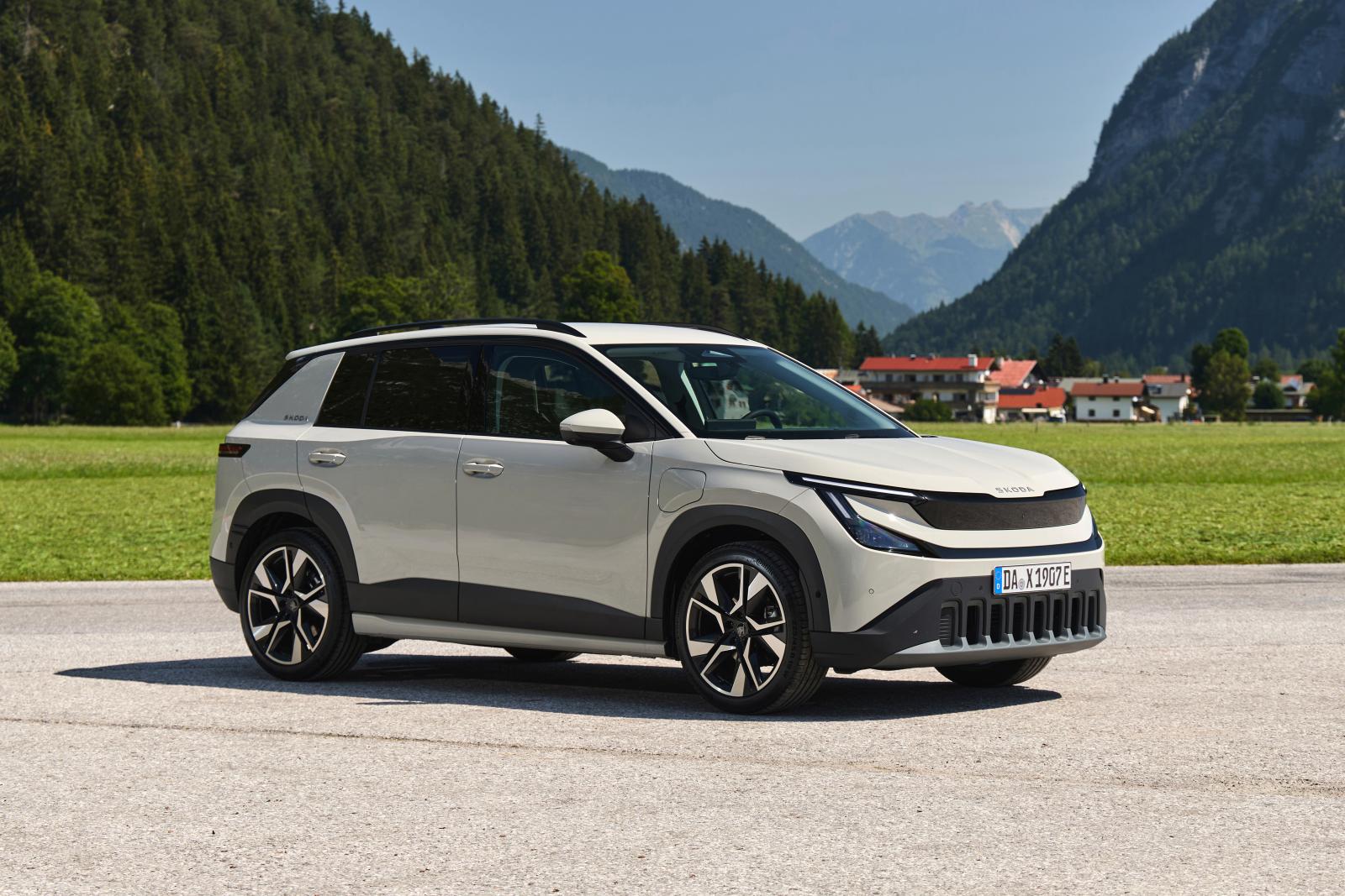 Škoda Epiq väliskujundus, õhtune vaade kontorihoone taustal